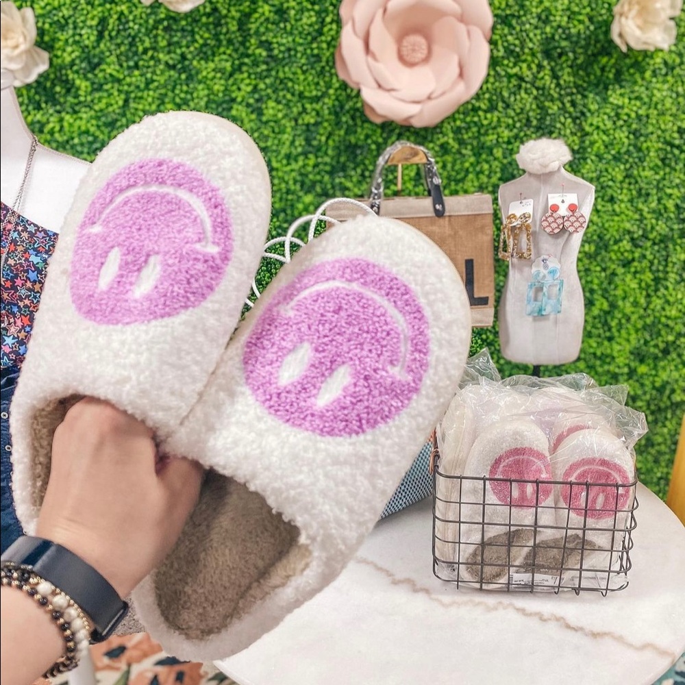 NWT SMILEY FACE SLIPPERS 😃